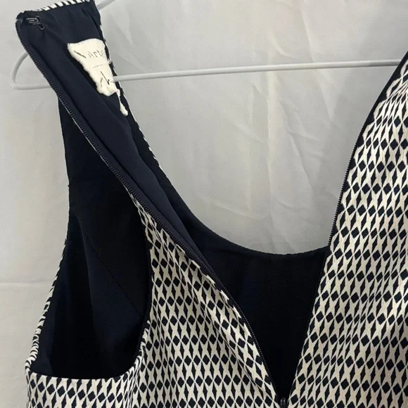 Artelier Nicole Miller Elegant Blue and White Patterned Dress - Picture 6 of 7